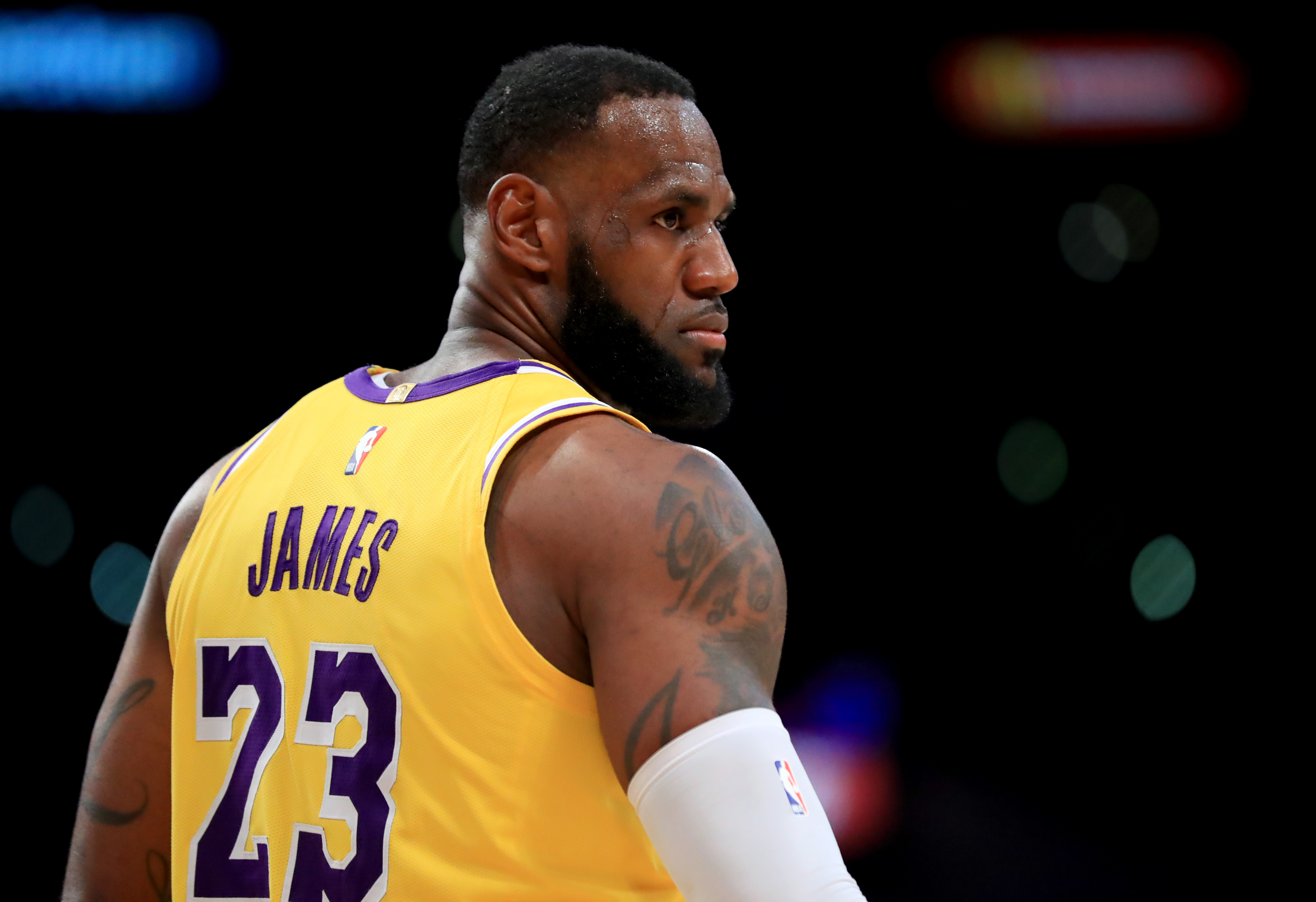 他以近乎 他以近乎